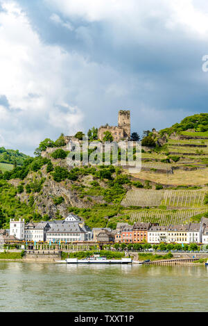 Burg Gutefels von Kaub, in der Nähe Burg Pfalzgrafenstein im Rhein (Rhein, Mittelrhein) Poscard anzeigen. Kaub, Deutschland. Stockfoto