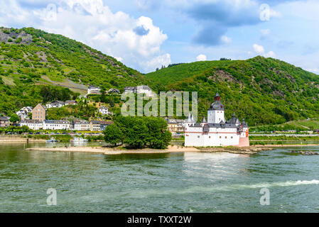 Burg Rheinstein und Reichenstein, mittleren Oberen Rheintal (Mittelrhein), Weinberge in der Nähe von Rüdesheim, Assmannshausen Deutschland Stockfoto