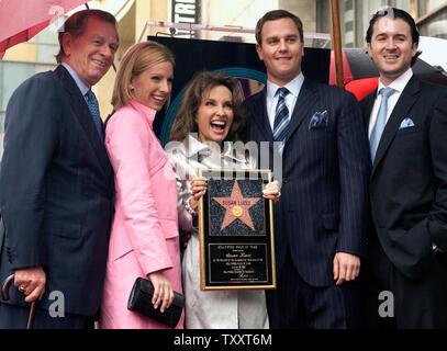 Emmy-winning Schauspielerin Susan Lucci (C) hält eine Replik Plakette der Ihr gerade enthüllt Stern auf dem Hollywood Walk of Fame am 28. Januar 2005. Standin mit Lucci sind ihr Ehemann, Helmut Huber, Tochter Liza (Lucci), Sohn Andreas und Schwiegersohn Alexander Hesterberg (L-R). Lucci, die Hauptrolle in der Daytime Drama "alle meine Kinder" der letzten 35 Jahre, die 2.276 th Stern auf dem berühmten Gehweg erhalten. (UPI Phoro/Jim Ruymen) Stockfoto