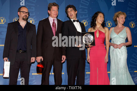 Die Besetzung des ideways' posieren mit ihrem Regisseur Alexander Payne (C) wie er sein Kandidat Plakette während des 57. jährlichen Direktor Guild Awards hält im Beverly Hilton in Beverly Hills 29. Januar 2005. (L), Paul Giamatti, Thomas Haden Church, Alexander Payne, Sandra Oh, und Virginia Madsen. Payne ist für die beste Regie für den Film nominiert. (UPI Foto/Jim Ruymen) Stockfoto