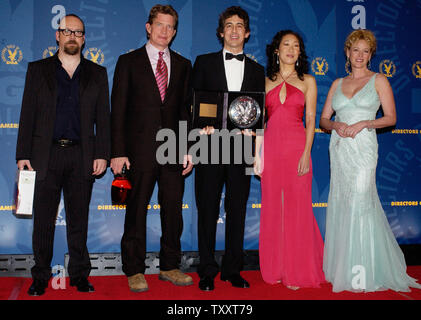 Die Besetzung des ideways' posieren mit ihrem Regisseur Alexander Payne (C) wie er sein Kandidat Plakette während des 57. jährlichen Direktor Guild Awards hält im Beverly Hilton in Beverly Hills 29. Januar 2005. (L), Paul Giamatti, Thomas Haden Church, Alexander Payne, Sandra Oh, und Virginia Madsen. Payne ist für die beste Regie für den Film nominiert. (UPI Foto/Jim Ruymen) Stockfoto