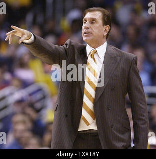 Los Angeles Lakers' Trainer Rudy Tomjanovich reagiert bei einem Heimspiel im Staples Center in Los Angeles in dieser Datei Foto. Tomjanovich abgefunden als Trainer der Los Angeles Lakers am Mittwoch, 2. Februar 2005 unter Berufung auf die Gesundheit betrifft, auf die sich die Arbeit gebracht. General Manager Mitch Kupchak sagte Frank Hamblen auf unbestimmte Zeit bleiben würde als Interim Coach. (UPI Foto/Jim Ruymen/Datei) Stockfoto