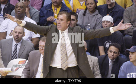 Los Angeles Lakers' Trainer Rudy Tomjanovich reagiert bei einem Heimspiel im Staples Center in Los Angeles in dieser Datei Foto. Tomjanovich abgefunden als Trainer der Los Angeles Lakers am Mittwoch, 2. Februar 2005 unter Berufung auf die Gesundheit betrifft, auf die sich die Arbeit gebracht. General Manager Mitch Kupchak sagte Frank Hamblen auf unbestimmte Zeit bleiben würde als Interim Coach. (UPI Foto/Jim Ruymen/Datei) Stockfoto