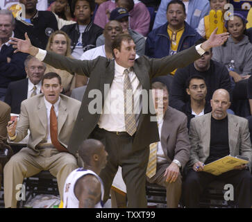 Los Angeles Lakers' Trainer Rudy Tomjanovich reagiert bei einem Heimspiel im Staples Center in Los Angeles in dieser Datei Foto. Tomjanovich abgefunden als Trainer der Los Angeles Lakers am Mittwoch, 2. Februar 2005 unter Berufung auf die Gesundheit betrifft, auf die sich die Arbeit gebracht. General Manager Mitch Kupchak sagte Frank Hamblen auf unbestimmte Zeit bleiben würde als Interim Coach. (UPI Foto/Jim Ruymen/Datei) Stockfoto