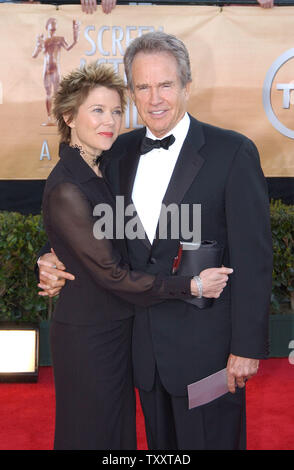 Schauspielerin Annette Bening und Ehemann Schauspieler Warren Beatty kommen während der 11. jährlichen Screen Actors Guild Awards im Shrine Auditorium in Los Angeles Februar 5, 2005. (UPI Foto/John Hayes) Stockfoto