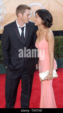 Schauspielerin Rosario Dawson, rechts, kommt mit Schauspieler Jason Lewis für die 11. jährlichen Screen Actors Guild Awards Februar 5, 2005, in Los Angeles. (UPI Foto/John Hayes) Stockfoto