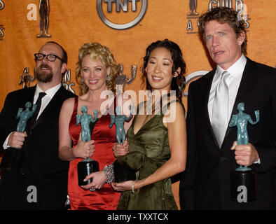 Die Besetzung des Films ideways', Paul Giamatti, Virginia Madsen, Sandra Oh und Thomas Hayden Church (L-R), halten Sie die Schauspieler Auszeichnungen für hervorragende Leistung durch ein Ensemble cast in a motion picture gewann, während die 11. jährliche Screen Actors Guild Awards im Shrine Auditorium in Los Angeles, Kalifornien, 5. Februar 2005. (UPI Foto/Jim Ruymen) Stockfoto