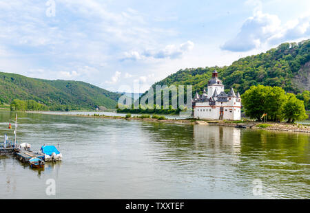 Burg Rheinstein und Reichenstein, mittleren Oberen Rheintal (Mittelrhein), Weinberge in der Nähe von Rüdesheim, Assmannshausen Deutschland Stockfoto