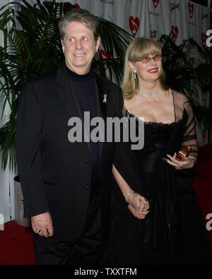 Sänger und Komponist Brian Wilson (L) Land seine Frau Melinda kommen für die Musicares Person des Jahres 2005 Tribut Abendessen Wilson Ehren im Paladium in Hollywood" in Los Angeles, Kalifornien, 11. Februar 2005. Wilson, ein ehemaliges Mitglied der legendären Gesangsgruppe der Beach Boys, weiter zu komponieren und weltweit durchführen. Musicares unterstützt Musiker mit finanziellen, medizinischen und persönlichen Bedürfnisse. (UPI Foto/Jim Ruymen Stockfoto