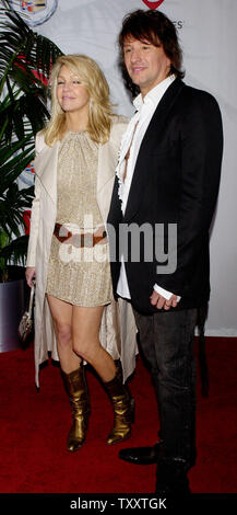 Schauspielerin Heather Locklear und ihr Ehemann, Musiker Richie Sambora kommen für die MusiCares Person des Jahres 2005 Hommage an Brian Wilson, der im Hollywood Paladium" in Los Angeles, Kalifornien, 11. Februar 2005. (UPI Foto/Jim Ruymen) Stockfoto