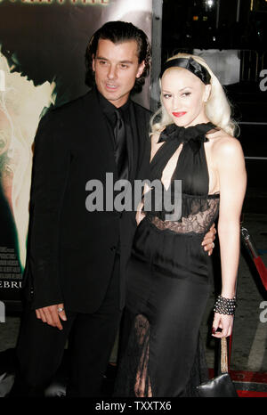 Musiker und Schauspieler Gavin Rossdale, Links, und seine Frau, die Sängerin Gwen Stafani, kommen am 16. Februar 2005 Los Angeles Premiere des Films 'Constantine', am Grauman's Chinese Theater. Der Film beginnt in den USA am 18. Februar. (UPI Foto/Francis Specker) Stockfoto