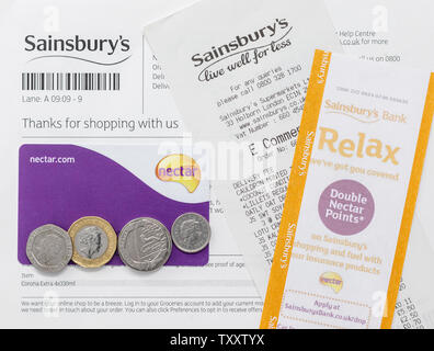 London/Großbritannien - 25. Juni 2019 - Sainsbury's Supermarkt einkaufen Quittung, Gutschein, Bonuskarte und Geld Stockfoto