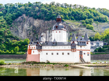 Burg Rheinstein und Reichenstein, mittleren Oberen Rheintal (Mittelrhein), Weinberge in der Nähe von Rüdesheim, Assmannshausen Deutschland Stockfoto