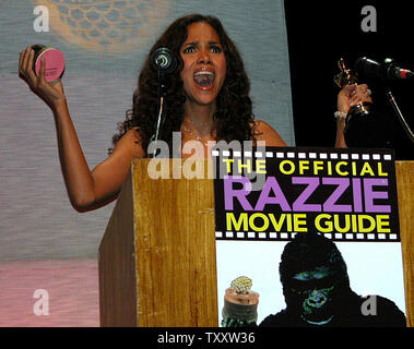 Halle Berry hält Ihren Razzie Award für die Schlechteste Schauspielerin des Jahres 2004 in einer Hand und Ihr Oscar in den anderen am 25. jährlichen Razzie Awards, ein spoof der Oscars, am 13.02.26, 2005, in Los Angeles verloren. Berry, nur der zweite Schauspieler ihre Auszeichnung in Person zu akzeptieren, gewann für "catwoman" (UPI Foto/Barbara Wilson/Golden Raspberry Award Foundation) Stockfoto