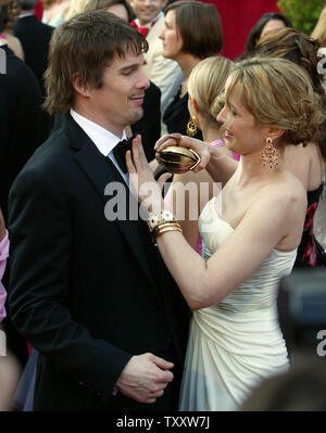 Julie Delpy und Ethan Hawke kommen für die 77. jährlichen Academy Awards im Kodak Theater, am 13.02.27, 2005, in Los Angeles. (UPI Foto/Terry Schmitt) Stockfoto