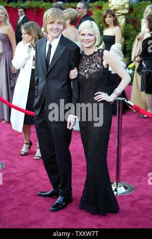 Schauspielerin Kirsten Dunst kommt für die 77. jährlichen Academy Awards im Kodak Theater, am 13.02.27, 2005, in Los Angeles. (UPI Foto/Terry Schmitt) Stockfoto