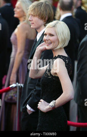 Schauspielerin Kirsten Dunst kommt für die 77. jährlichen Academy Awards im Kodak Theater, am 13.02.27, 2005, in Los Angeles. (UPI Foto/Terry Schmitt) Stockfoto