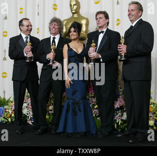 Scott Millan, Greg Orloff, Bob Beemer, und Steve Cantamessa zeigen ihre Oscars für Achievement in Sound Mixing zusammen mit Moderator Selma Hayek an der 77th Academy Awards in Hollywood, CA am 27. Februar 2005. (UPI Foto/Laura Cavanaugh) Stockfoto