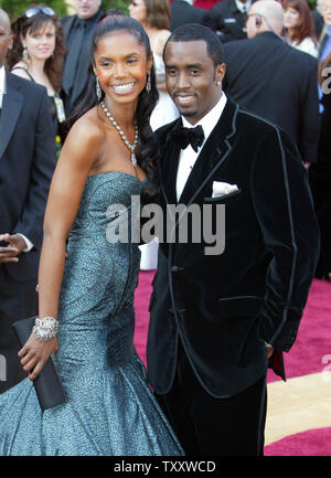 Sean 'P. Diddy" Combs und seine Freundin Kim Porter kommen für die 77. jährlichen Academy Awards im Kodak Theater, am 13.02.27, 2005, in Los Angeles. (UPI Foto/Terry Schmitt) Stockfoto