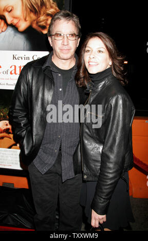 Schauspieler Tim Allen, Links, und sein Freund, Jane Hajduk, Ankunft am März 3, 2005 Los Angeles Premiere des Films "Die Oberseite der Zorn', am Mann National Theater. (UPI Foto/Francis Specker) Stockfoto