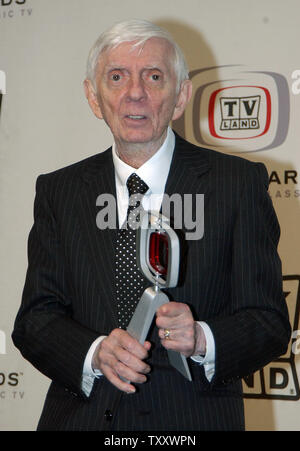 Produzent Aaron Spelling erscheint Backstage mit seinem Symbol Award bei den TV Land Awards März 13, 2005 in Santa Monica, CA. (UPI Foto/John Hayes) Stockfoto