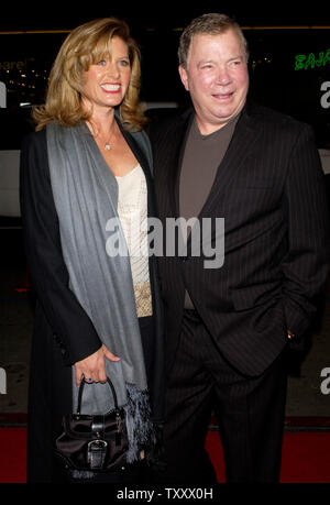 Schauspieler William Shatner, der Mitglied in der motion picture Komödie Thriller "Miss Congeniality 2: Armed und Fabelhaft", kommt mit seiner Frau Elizabeth Anderson Martin für die Premiere des Films am Grauman's Chinese Theater in Hollywood" von Los Angeles, 23. März 2005. (UPI Foto/Jim Ruymen) Stockfoto