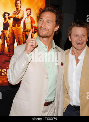 Steve Zahn (R) und Matthew McConaughey, cast-Mitglieder in der neuen Komödie Abenteuer motion picture ahara', Becher für Fotografen bei der Premiere des Films am Grauman's Chinese Theatre in Los Angeles am 4. April 2005. (UPI Foto/Jim Ruymen) Stockfoto