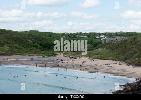 Manorbier Castle und Monarbier Bucht mit Coast Path, Pembrokeshire, Wales Stockfoto