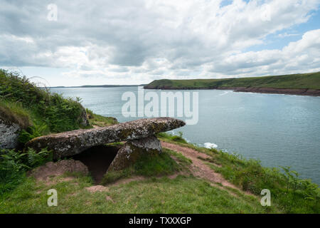 Manorbier Castle und Monarbier Bucht mit Coast Path, Pembrokeshire, Wales Stockfoto