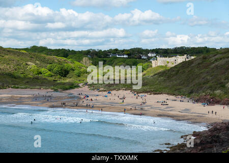 Manorbier Castle und Monarbier Bucht mit Coast Path, Pembrokeshire, Wales Stockfoto