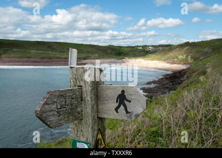 Manorbier Castle und Monarbier Bucht mit Coast Path, Pembrokeshire, Wales Stockfoto