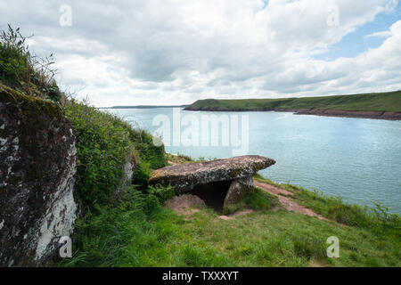 Manorbier Castle und Monarbier Bucht mit Coast Path, Pembrokeshire, Wales Stockfoto