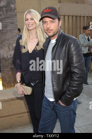 Deutsches Modell - Schauspielerin Claudia Schiffer und ihr Mann Direktor - Produzent Matthew Vaughn kommen bei der Premiere von "Layer Cake" Mai 2, 2005, in Los Angeles. (UPI Foto/John Hayes) Stockfoto