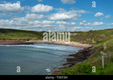 Manorbier Castle und Monarbier Bucht mit Coast Path, Pembrokeshire, Wales Stockfoto