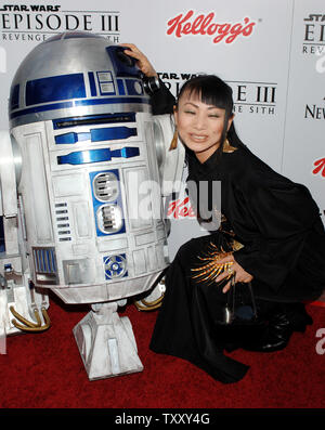 Chinesische Schauspielerin Bai Ling wirft mit einer R2D2 Roboter, wie sie für die Premiere von "Star Wars: Episode III - Die Rache der Sith" in Los Angeles vom 12. Mai 2005. (UPI Foto/Jim Ruymen) Stockfoto