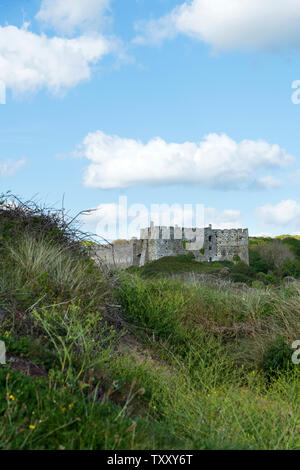 Manorbier Castle und Monarbier Bucht mit Coast Path, Pembrokeshire, Wales Stockfoto