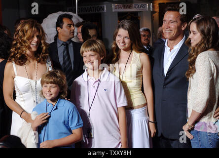 Kaliforniens Gouverneur Arnold Schwarzenegger und Familie kommen für die Premiere des Films "The Longest Yard" am Grauman's Chinese Theater in Hollywood" von Los Angeles, 19. Mai 2005. Das Remake der klassischen Film 1974 über ein Fußball-Spieler ins Gefängnis stars Burt Reynolds, Chris Rock gesendet und erscheint in den USA am 27. Mai. Anreise mit Schwarzenegger (L-R), Frau Maria Shriver, Söhne Christopher und Patrick und Töchter Katherine und Christina. (UPI Foto/Jim Ruymen) Stockfoto