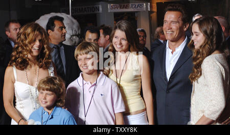 Kaliforniens Gouverneur Arnold Schwarzenegger und Familie kommen für die Premiere des Films "The Longest Yard" am Grauman's Chinese Theater in Hollywood" von Los Angeles, 19. Mai 2005. Das Remake der klassischen Film 1974 über ein Fußball-Spieler ins Gefängnis stars Burt Reynolds, Chris Rock gesendet und erscheint in den USA am 27. Mai. Anreise mit Schwarzenegger (L-R), Frau Maria Shriver, Söhne Christopher und Patrick und Töchter Katherine und Christina. (UPI Foto/Jim Ruymen) Stockfoto