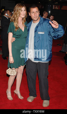 Schauspieler Adam Sandler, Star des Films "The Longest Yard" mit seiner Frau Jackie Titone bei der Premiere des Films in den Hollywood Abschnitt von Los Angeels 19. Mai 2005 eingegangen ist. Das Remake der klassischen Film 1974 über ein Fußball-Spieler ins Gefängnis auch stars Burt Reynolds, Chris Rock und öffnet in den Vereinigten Staaten am 27. Mai. (UPI Foto/Jim Ruymen) Stockfoto