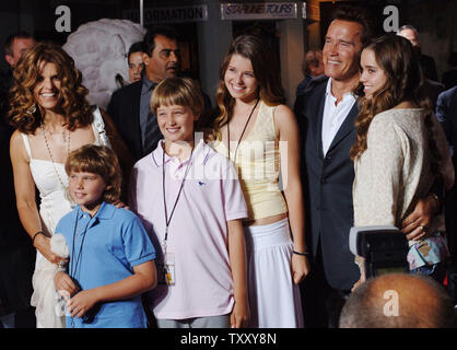 Kaliforniens Gouverneur Arnold Schwarzenegger und Familie kommen für die Premiere des Films "The Longest Yard" am Grauman's Chinese Theater in Hollywood" von Los Angeles, 19. Mai 2005. Das Remake der klassischen Film 1974 über ein Fußball-Spieler ins Gefängnis stars Burt Reynolds, Chris Rock gesendet und erscheint in den USA am 27. Mai. Anreise mit Schwarzenegger (L-R), Frau Maria Shriver, Söhne Christopher und Patrick und Töchter Katherine und Christina. (UPI Foto/Jim Ruymen) Stockfoto