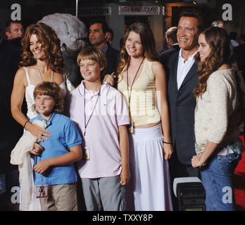 Kaliforniens Gouverneur Arnold Schwarzenegger und Familie kommen für die Premiere des Films "The Longest Yard" am Grauman's Chinese Theater in Hollywood" von Los Angeles, 19. Mai 2005. Das Remake der klassischen Film 1974 über ein Fußball-Spieler ins Gefängnis stars Burt Reynolds, Chris Rock gesendet und erscheint in den USA am 27. Mai. Anreise mit Schwarzenegger (L-R), Frau Maria Shriver, Söhne Christopher und Patrick und Töchter Katherine und Christina. (UPI Foto/Jim Ruymen) Stockfoto