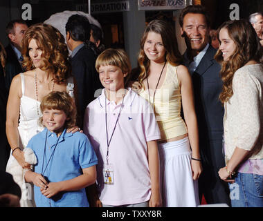 Kaliforniens Gouverneur Arnold Schwarzenegger und Familie kommen für die Premiere des Films "The Longest Yard" am Grauman's Chinese Theater in Hollywood" von Los Angeles, 19. Mai 2005. Das Remake der klassischen Film 1974 über ein Fußball-Spieler ins Gefängnis stars Burt Reynolds, Chris Rock gesendet und erscheint in den USA am 27. Mai. Anreise mit Schwarzenegger (L-R), Frau Maria Shriver, Söhne Christopher und Patrick und Töchter Katherine und Christina. (UPI Foto/Jim Ruymen) Stockfoto