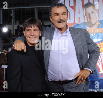 Schauspieler Burt Reynolds, ein Ensemble in der motion picture Komödie "The Longest Yard" kommt mit seinem Sohn Quinton bei der Premiere des Films in den Hollywood Abschnitt von Los Angeles, 19. Mai 2005. Das Remake der klassischen Film 1974 über ein Fußball-Spieler ins Gefängnis auch stars Adam Sandler und Chris Rock und öffnet in den Vereinigten Staaten am 27. Mai. (UPI Foto/Jim Ruymen) Stockfoto