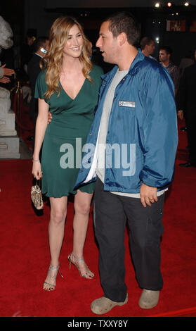 Schauspieler Adam Sandler, Star des Films "The Longest Yard" mit seiner Frau Jackie Titone bei der Premiere des Films in den Hollywood Abschnitt von Los Angeels 19. Mai 2005 eingegangen ist. Das Remake der klassischen Film 1974 über ein Fußball-Spieler ins Gefängnis auch stars Burt Reynolds, Chris Rock und öffnet in den Vereinigten Staaten am 27. Mai. (UPI Foto/Jim Ruymen) Stockfoto