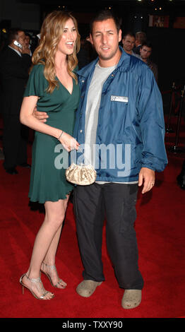 Schauspieler Adam Sandler, Star des Films "The Longest Yard" mit seiner Frau Jackie Titone bei der Premiere des Films in den Hollywood Abschnitt von Los Angeels 19. Mai 2005 eingegangen ist. Das Remake der klassischen Film 1974 über ein Fußball-Spieler ins Gefängnis auch stars Burt Reynolds, Chris Rock und öffnet in den Vereinigten Staaten am 27. Mai. (UPI Foto/Jim Ruymen) Stockfoto