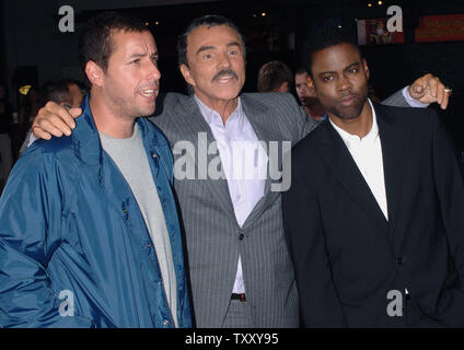 Schauspieler Adam Sandler, Burt Reynolds, Chris Rock (L-R), cast-Mitglieder in der motion picture Komödie "The Longest Yard" bei der Premiere des Films in den Hollywood Abschnitt von Los Angeles, 19. Mai 2005 eintreffen. Das Remake der klassischen Film 1974 über ein Fußball-Spieler ins Gefängnis öffnet sich in den Vereinigten Staaten am 27. Mai. (UPI Foto/Jim Ruymen) Stockfoto