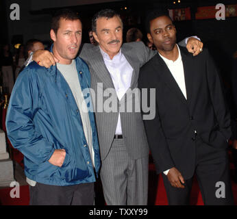 Schauspieler Adam Sandler, Burt Reynolds, Chris Rock (L-R), cast-Mitglieder in der motion picture Komödie "The Longest Yard" bei der Premiere des Films in den Hollywood Abschnitt von Los Angeles, 19. Mai 2005 eintreffen. Das Remake der klassischen Film 1974 über ein Fußball-Spieler ins Gefängnis öffnet sich in den Vereinigten Staaten am 27. Mai. (UPI Foto/Jim Ruymen) Stockfoto