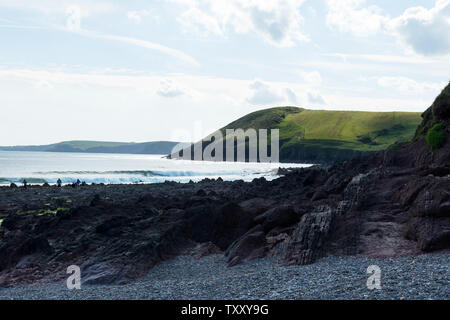 Manorbier Castle und Monarbier Bucht mit Coast Path, Pembrokeshire, Wales Stockfoto