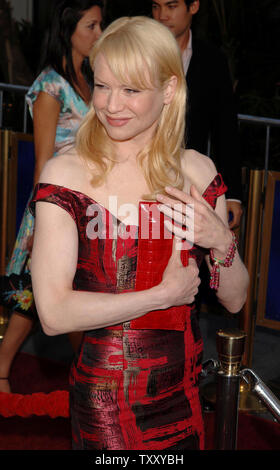 Schauspielerin Renee Zellweger kommt für die Premiere ihres neuen Film "Cinderella Man" bei Universal CityWalk in Los Angeles am 23. Mai 2005. Der Film, in den 1930er Usa, erzählt die wahre Geschichte des Boxers Jim Braddock, gespielt von Crowe und auch stars Schauspielerin Renee Zellweger, die porträtiert Braddock's Frau eingestellt. Der Film beginnt in den USA am 3. Juni 2005. (UPI Foto/Jim Ruymen) Stockfoto