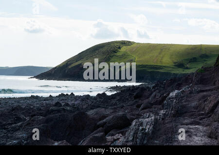 Manorbier Castle und Monarbier Bucht mit Coast Path, Pembrokeshire, Wales Stockfoto